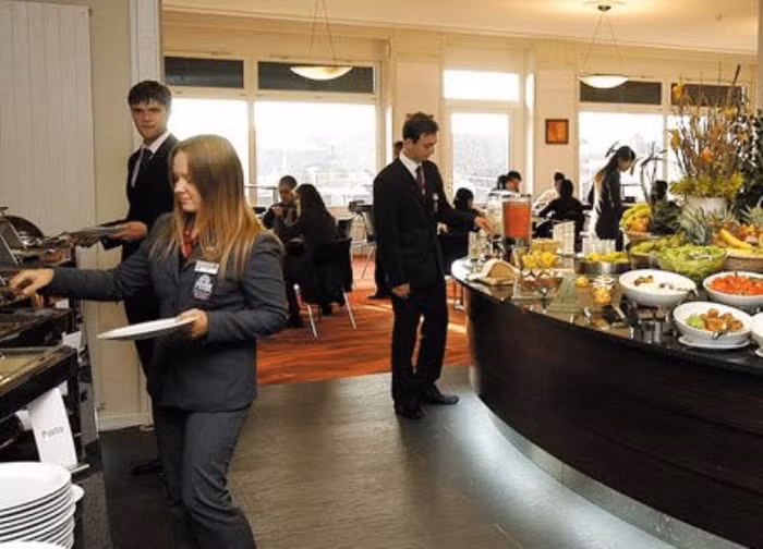 HIM thành lập năm 1984, hiện có 2 cơ sở đào tạo là các khách sạn tiêu chuẩn 4, 5 sao với tên Hotel Europe và Hotel Miramonte tại thành phố Montreux, Thụy Sỹ. Montreux là một thành phố xinh đẹp, được ví như “Hòn ngọc của Thụy Sỹ, nằm cách Giơnevơ 1 tiếng đi ôtô. Montreux thu hút hàng trăm ngàn khách du lịch hàng năm nhờ vị trí địa lý tuyệt vời-nằm bên hồ Giơnevơ và dãy núi Alpơ. Hai cơ sở đểu được trang bị các trang thiết bị hiện đại để phục vụ cho việc dạy và học phù hợp với yêu cầu cho một trường chuẩn chất lượng hàng đầu. HIM thành lập năm 1984, hiện có 2 cơ sở đào tạo là các khách sạn tiêu chuẩn 4, 5 sao với tên Hotel Europe và Hotel Miramonte tại thành phố Montreux, Thụy Sỹ. Montreux là một thành phố xinh đẹp, được ví như “Hòn ngọc của Thụy Sỹ, nằm cách Giơnevơ 1 tiếng đi ôtô. Montreux thu hút hàng trăm ngàn khách du lịch hàng năm nhờ vị trí địa lý tuyệt vời-nằm bên hồ Giơnevơ và dãy núi Alpơ. Hai cơ sở đểu được trang bị các trang thiết bị hiện đại để phục vụ cho việc dạy và học phù hợp với yêu cầu cho một trường chuẩn chất lượng hàng đầu.