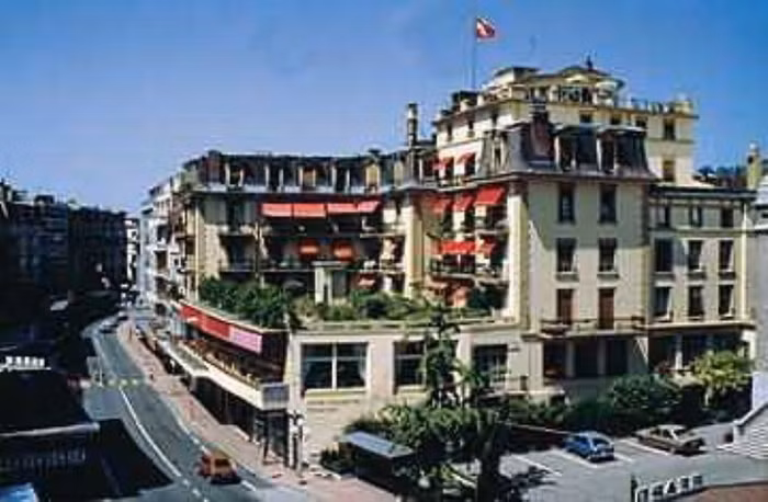 7. Trường quản trị Khách sạn quốc tế Montreux (HIM) HIM (Hotel Institute Montreux) là một trong những trường dạy quản trị khách sạn và du lịch nổi tiếng nhất tại Thụy Sỹ.Trường thuộc top 5 trường Thuy Sỹ được công nhận bởi hiệp hội các trường Đại học và cao đẳng nổi tiếng nhất của Mỹ New England Association of Schools and Colleges (NEASC) và là thành viên hiệp hội các trường quản lý khách sạn tốt nhất Thuy Sỹ (ASEH) và là thành viên của SEG 7. Trường quản trị Khách sạn quốc tế Montreux (HIM) HIM (Hotel Institute Montreux) là một trong những trường dạy quản trị khách sạn và du lịch nổi tiếng nhất tại Thụy Sỹ.Trường thuộc top 5 trường Thuy Sỹ được công nhận bởi hiệp hội các trường Đại học và cao đẳng nổi tiếng nhất của Mỹ New England Association of Schools and Colleges (NEASC) và là thành viên hiệp hội các trường quản lý khách sạn tốt nhất Thuy Sỹ (ASEH) và là thành viên của SEG