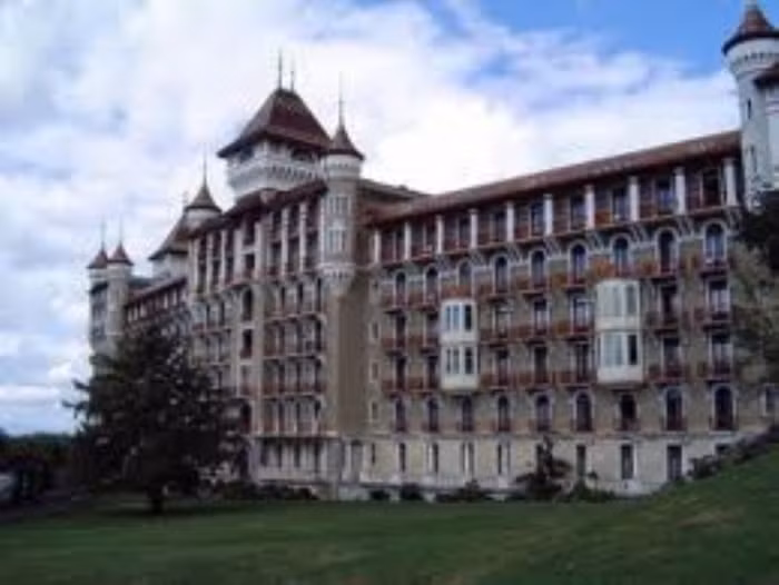 Trường là một trong những đại học hàng đầu trong lĩnh vực đào tạo các chuyên ngành: Quản trị khách sạn, Quản trị du lịch, Quản trị sự kiện. Sinh viên tốt nghiệp có thể làm việc trong nhiều lĩnh vực phong phú: điều hành khách sạn, du lịch và lữ hành, quản lý hàng không, quản lý casino hoặc quản lý nhân sự, marketing, tổ chức các hội nghị, hội thảo… khách sạn, công ty, tập đoàn tại Mỹ, Anh, các nước Châu Âu…. Trường là một trong những đại học hàng đầu trong lĩnh vực đào tạo các chuyên ngành: Quản trị khách sạn, Quản trị du lịch, Quản trị sự kiện. Sinh viên tốt nghiệp có thể làm việc trong nhiều lĩnh vực phong phú: điều hành khách sạn, du lịch và lữ hành, quản lý hàng không, quản lý casino hoặc quản lý nhân sự, marketing, tổ chức các hội nghị, hội thảo… khách sạn, công ty, tập đoàn tại Mỹ, Anh, các nước Châu Âu….