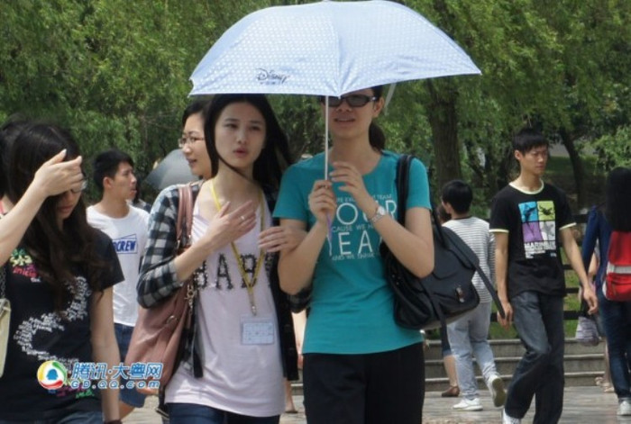 Cô giáo Lin trong khuôn viên đại học Quảng Đông. Cô giáo Lin trong khuôn viên đại học Quảng Đông.