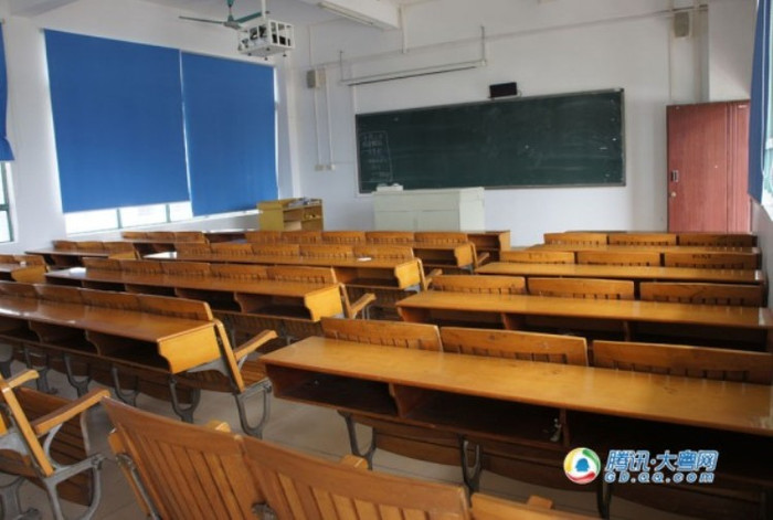 Phòng học này thường xuyên có rất đông các sinh viên tới học khi có cô giáo Lin đứng lớp. Phòng học này thường xuyên có rất đông các sinh viên tới học khi có cô giáo Lin đứng lớp.