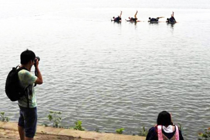 Phải chăng đây là Hồ Thiên Nga? Xem thêm: Những hình ảnh hài hước của du học sinh Việt Nam trên thế giới (P6)/Những hình ảnh hài hước của du học sinh Việt trên khắp thế giới (P7)/Những hình ảnh hài hước của du học sinh Việt trên khắp thế giới (P8)/Những hình ảnh hài hước của du học sinh Việt trên khắp thế giới (P9) Phải chăng đây là Hồ Thiên Nga? Xem thêm: Những hình ảnh hài hước của du học sinh Việt Nam trên thế giới (P6)/Những hình ảnh hài hước của du học sinh Việt trên khắp thế giới (P7)/Những hình ảnh hài hước của du học sinh Việt trên khắp thế giới (P8)/Những hình ảnh hài hước của du học sinh Việt trên khắp thế giới (P9)