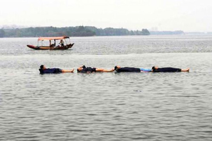 Các chú thiên nga đang nghỉ lấy sức để lát nữa múa tiếp. Xem thêm: Những hình ảnh hài hước của du học sinh Việt Nam trên thế giới (P6)/Những hình ảnh hài hước của du học sinh Việt trên khắp thế giới (P7)/Những hình ảnh hài hước của du học sinh Việt trên khắp thế giới (P8)/Những hình ảnh hài hước của du học sinh Việt trên khắp thế giới (P9) Các chú thiên nga đang nghỉ lấy sức để lát nữa múa tiếp. Xem thêm: Những hình ảnh hài hước của du học sinh Việt Nam trên thế giới (P6)/Những hình ảnh hài hước của du học sinh Việt trên khắp thế giới (P7)/Những hình ảnh hài hước của du học sinh Việt trên khắp thế giới (P8)/Những hình ảnh hài hước của du học sinh Việt trên khắp thế giới (P9)