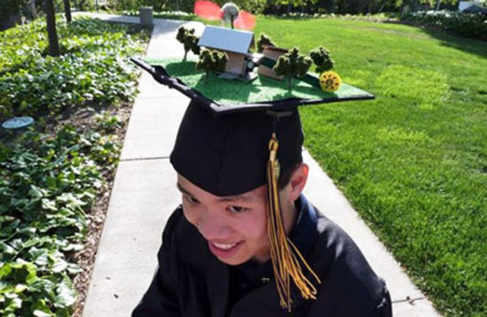 Mũ cử nhân chuyên ngành xây dựng. Xem thêm: Những hình ảnh hài hước của du học sinh Việt Nam trên thế giới (P6)/Những hình ảnh hài hước của du học sinh Việt trên khắp thế giới (P7)/Những hình ảnh hài hước của du học sinh Việt trên khắp thế giới (P8)/Những hình ảnh hài hước của du học sinh Việt trên khắp thế giới (P9) Mũ cử nhân chuyên ngành xây dựng. Xem thêm: Những hình ảnh hài hước của du học sinh Việt Nam trên thế giới (P6)/Những hình ảnh hài hước của du học sinh Việt trên khắp thế giới (P7)/Những hình ảnh hài hước của du học sinh Việt trên khắp thế giới (P8)/Những hình ảnh hài hước của du học sinh Việt trên khắp thế giới (P9)