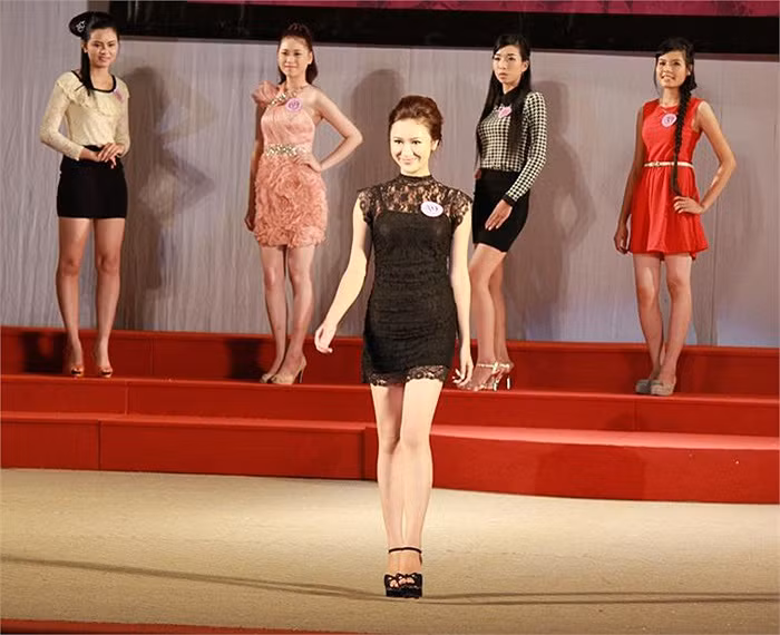 Lê Thị Hà Thu <<MIDU ĐẸP TINH KHÔI GIỮA PHỐ SÀI GÒN <<HOTGIRL YẾN KOREA LÀM LU MỜ CẢ HOA CỎ MÙA XUÂN <<Á KHÔI CĐ TÀI CHÍNH - HẢI QUAN ĐẸP LÃNG MẠN TRONG SẮC TÍM <<NGỠ NGÀNG HOT GIRL CÓ VẺ ĐẸP GIỐNG CA SỸ BẢO THY <<HOTGIRL THANH THỦY ƯỚC MƠ TRỞ THÀNH CÔ GIÁO