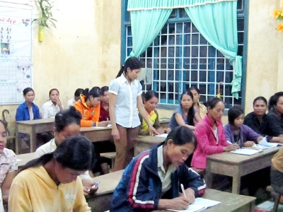 Cô giáo Hồ Thị Thanh Tâm (đứng) và các học viên.