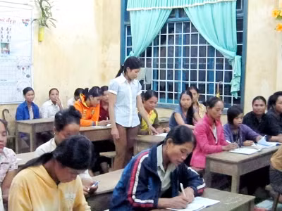 Cô giáo Hồ Thị Thanh Tâm (đứng) và các học viên.