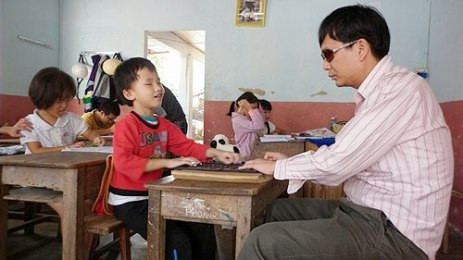 Thầy giáo Đặng Ngọc Duy dạy học cho các em tật nguyền