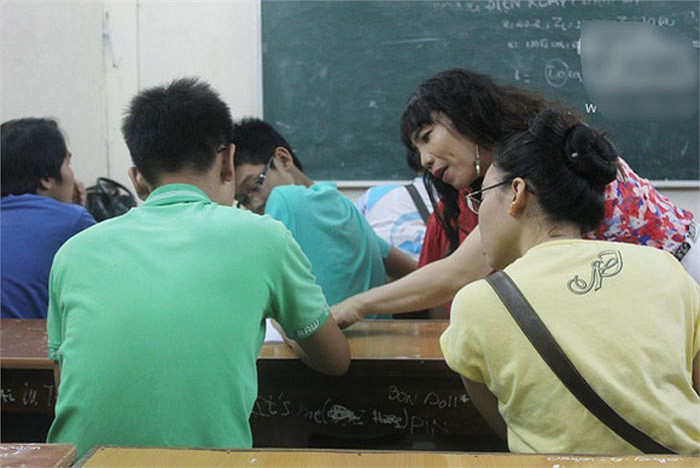 Cô Quỳnh Trâm tâm sự: Tôi thấy hoàn cảnh gia đình em nghèo nên đồng ý ngay và nghĩ tới ý định mở lớp dạy miễn phí cho học sinh yếu để giúp các rèn luyện thêm một số môn như Toán, Lý, Hóa và Sinh. >>Chùm ảnh: Học sinh 5 nước tranh tài trong ngày hội Robotics 2012 Những nữ sinh diện áo dài đẹp hơn cả Hoa hậu Mai Phương Thúy (P29) Hotgirl Yến Korea làm lu mờ cả hoa cỏ mùa xuân Á hậu Việt Đỗ Hoàng Anh - Ngôi sao sáng của ĐH Văn hóa Hà Nội >>Truyện cây tre trăm đốt: Con gái Phú ông "mua chồng" ngoài chợ >>Phát hoảng: Vợ Mai An Tiêm dùng nhan sắc bẫy cá về thịt Cô Quỳnh Trâm tâm sự: Tôi thấy hoàn cảnh gia đình em nghèo nên đồng ý ngay và nghĩ tới ý định mở lớp dạy miễn phí cho học sinh yếu để giúp các rèn luyện thêm một số môn như Toán, Lý, Hóa và Sinh. >>Chùm ảnh: Học sinh 5 nước tranh tài trong ngày hội Robotics 2012 Những nữ sinh diện áo dài đẹp hơn cả Hoa hậu Mai Phương Thúy (P29) Hotgirl Yến Korea làm lu mờ cả hoa cỏ mùa xuân Á hậu Việt Đỗ Hoàng Anh - Ngôi sao sáng của ĐH Văn hóa Hà Nội >>Truyện cây tre trăm đốt: Con gái Phú ông "mua chồng" ngoài chợ >>Phát hoảng: Vợ Mai An Tiêm dùng nhan sắc bẫy cá về thịt