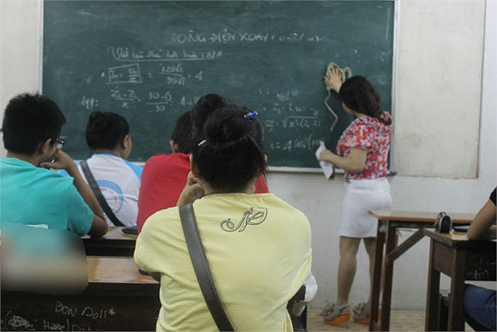 Vừa qua, cô giáo Phạm Lê Quỳnh Trâm đã quyết định mở lớp luyện thi miễn phí cho một số học sinh yếu, ở các môn thuộc khối A và B. >>Chùm ảnh: Học sinh 5 nước tranh tài trong ngày hội Robotics 2012 Những nữ sinh diện áo dài đẹp hơn cả Hoa hậu Mai Phương Thúy (P29) Hotgirl Yến Korea làm lu mờ cả hoa cỏ mùa xuân Á hậu Việt Đỗ Hoàng Anh - Ngôi sao sáng của ĐH Văn hóa Hà Nội >>Truyện cây tre trăm đốt: Con gái Phú ông "mua chồng" ngoài chợ >>Phát hoảng: Vợ Mai An Tiêm dùng nhan sắc bẫy cá về thịt Vừa qua, cô giáo Phạm Lê Quỳnh Trâm đã quyết định mở lớp luyện thi miễn phí cho một số học sinh yếu, ở các môn thuộc khối A và B. >>Chùm ảnh: Học sinh 5 nước tranh tài trong ngày hội Robotics 2012 Những nữ sinh diện áo dài đẹp hơn cả Hoa hậu Mai Phương Thúy (P29) Hotgirl Yến Korea làm lu mờ cả hoa cỏ mùa xuân Á hậu Việt Đỗ Hoàng Anh - Ngôi sao sáng của ĐH Văn hóa Hà Nội >>Truyện cây tre trăm đốt: Con gái Phú ông "mua chồng" ngoài chợ >>Phát hoảng: Vợ Mai An Tiêm dùng nhan sắc bẫy cá về thịt