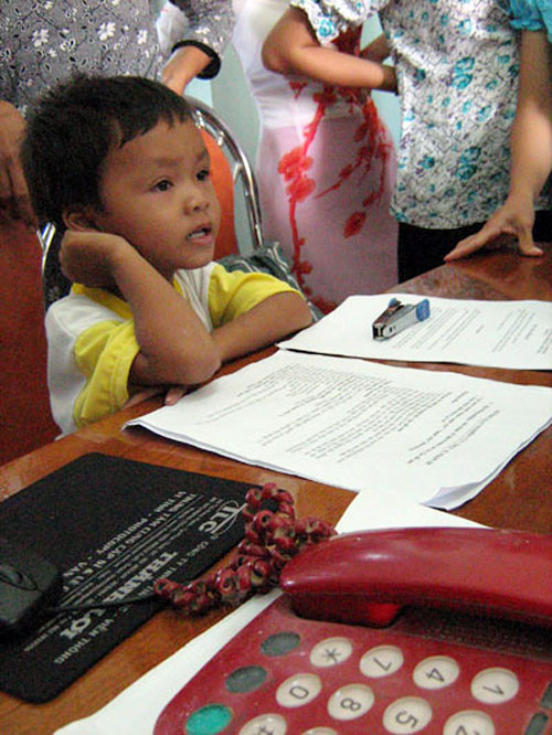 Bé Tỏ (Đặng Hữu Nam) tỏ ra thích thú khi ngồi đọc tiếng Anh trên màn hình vi tính.