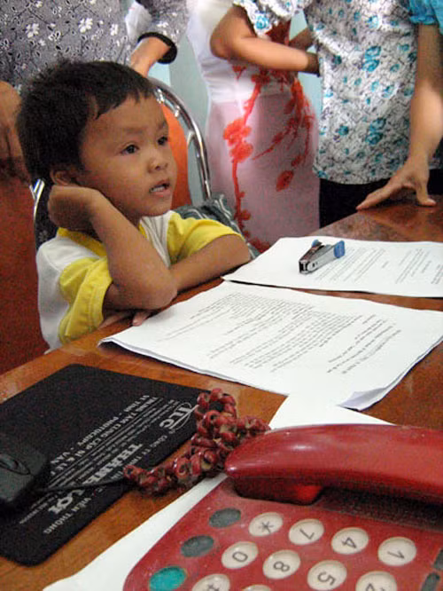 Bé Tỏ (Đặng Hữu Nam) tỏ ra thích thú khi ngồi đọc tiếng Anh trên màn hình vi tính. Bé Tỏ (Đặng Hữu Nam) tỏ ra thích thú khi ngồi đọc tiếng Anh trên màn hình vi tính.