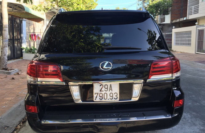 Chiếc xe Lexus từng mang biển số xanh của Hậu Giang 95A-0699 được thay lại biển số trắng. ảnh: Tuổi trẻ. Chiếc xe Lexus từng mang biển số xanh của Hậu Giang 95A-0699 được thay lại biển số trắng. ảnh: Tuổi trẻ.