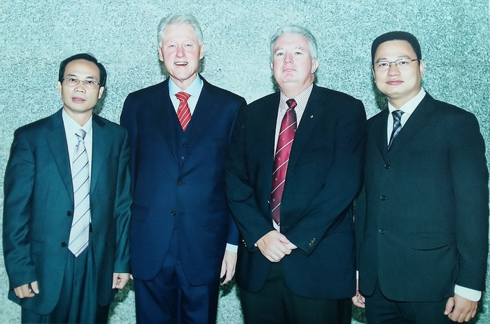 TS.Nguyễn Tiến Luận cho biết, Cựu Tổng thống Bill Clinton và ông Michael Mann (thứ 2 từ phải) - Giám đốc Đại học quốc tế Laureate (Úc) sẵn sàng hợp tác nếu Việt Nam xây dựng trường đại học đẳng cấp quốc tế. TS.Nguyễn Tiến Luận cho biết, Cựu Tổng thống Bill Clinton và ông Michael Mann (thứ 2 từ phải) - Giám đốc Đại học quốc tế Laureate (Úc) sẵn sàng hợp tác nếu Việt Nam xây dựng trường đại học đẳng cấp quốc tế.