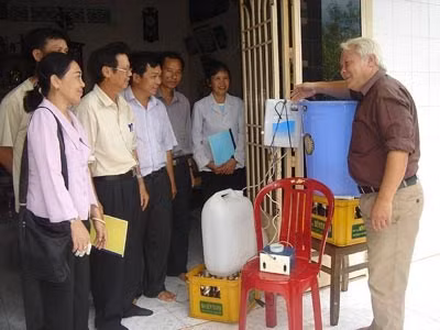 TS.Nguyễn Văn Khải giúp bà con nông dân dập dịch. ảnh: NVK.