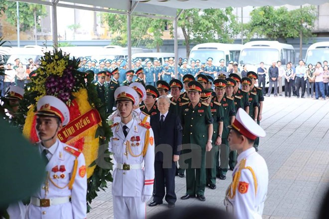Tổng bí thư Ban chấp hành Trung ương Đảng Nguyễn Phú Trọng dẫn đầu đoàn lãnh đạo cấp cao vào viếng các liệt sĩ. ảnh: Minh Sơn/TTXVN. Tổng bí thư Ban chấp hành Trung ương Đảng Nguyễn Phú Trọng dẫn đầu đoàn lãnh đạo cấp cao vào viếng các liệt sĩ. ảnh: Minh Sơn/TTXVN.