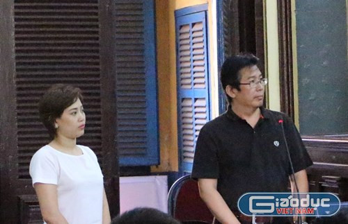 Từ kẻ đứng ra tố cáo bà Tuyết lừa đảo, đến nay HĐXX đã xác định Yee Lip Chee (áo đen) mới chính là kẻ chủ mưu trong vụ án lừa đảo và quyết định khởi tố vụ án để làm rõ vai trò, trách nhiệm của ông này. Điều lạ lùng là ông Dương Ngọc Hải - Viện trưởng Viện Kiểm sát Nhân dân TP.Hồ Chí Minh lại cố "cãi trắng" cho Yee Li Chee. Ảnh: Mạnh Hùng Từ kẻ đứng ra tố cáo bà Tuyết lừa đảo, đến nay HĐXX đã xác định Yee Lip Chee (áo đen) mới chính là kẻ chủ mưu trong vụ án lừa đảo và quyết định khởi tố vụ án để làm rõ vai trò, trách nhiệm của ông này. Điều lạ lùng là ông Dương Ngọc Hải - Viện trưởng Viện Kiểm sát Nhân dân TP.Hồ Chí Minh lại cố "cãi trắng" cho Yee Li Chee. Ảnh: Mạnh Hùng