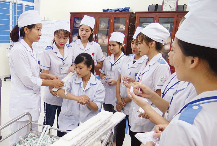 Một nội dung trong giờ thực hành điều dưỡng ở Trường Cao đẳng Y tế Bắc Ninh. (Nguồn ảnh: Báo Bắc Ninh)