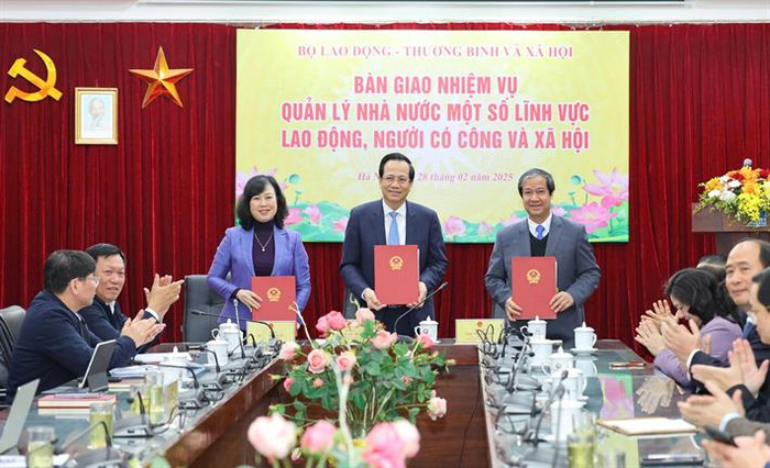 Bộ trưởng Đào Ngọc Dung, Bộ trưởng Nguyễn Kim Sơn và Bộ trưởng Đào Hồng Lan ký kết biên bản bàn giao, tiếp nhận. Bộ trưởng Đào Ngọc Dung, Bộ trưởng Nguyễn Kim Sơn và Bộ trưởng Đào Hồng Lan ký kết biên bản bàn giao, tiếp nhận.