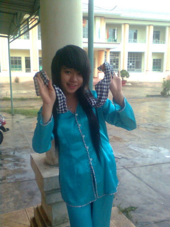 Thúy Vy được mọi người nhận xét là hòa đồng,vui tính, dễ gần, năng động, sở thích của vẽ tranh, ca hát, và nhảy dance, ước mơ nghề nghiệp gắn với sở thích đó. Môn học Vy kết nhất là văn,vì văn học là nhân học Thúy Vy được mọi người nhận xét là hòa đồng,vui tính, dễ gần, năng động, sở thích của vẽ tranh, ca hát, và nhảy dance, ước mơ nghề nghiệp gắn với sở thích đó. Môn học Vy kết nhất là văn,vì văn học là nhân học