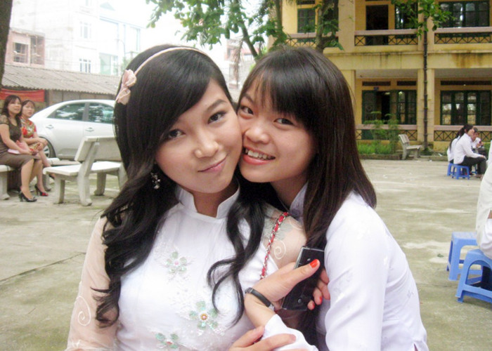 Linh là người vui vẻ, cởi mở, thích đi du lịch cùng gia đình và bạn bè.