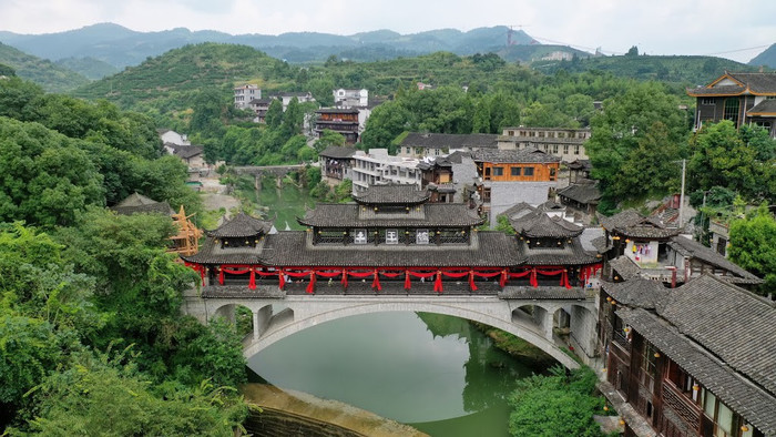 Anh Kim Thương - Hướng dẫn viên Công ty Du lịch Vietravel cho biết: Cầu Thổ Vương là công trình kiến trúc Thổ Gia tiêu biểu, với mái góc cạnh cao như biểu tượng cho sự uy nghi của Thổ Ty (tên gọi của người đứng đầu tại đây vào thời xưa) và cũng mang tác dụng xua đuổi tà ma.