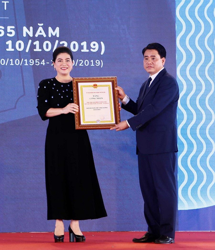 Chủ tịch Ủy ban nhân dân Thành phố Hà Nội trao Bằng công nhận Công trình chào mừng kỷ niệm 65 năm Ngày giải phóng Thủ đô cho bà Đỗ Thị Kim Liên - Chủ tịch Hội đồng quản trị Công ty cổ phần nước mặt sông Đuống. ảnh: QT. Chủ tịch Ủy ban nhân dân Thành phố Hà Nội trao Bằng công nhận Công trình chào mừng kỷ niệm 65 năm Ngày giải phóng Thủ đô cho bà Đỗ Thị Kim Liên - Chủ tịch Hội đồng quản trị Công ty cổ phần nước mặt sông Đuống. ảnh: QT.