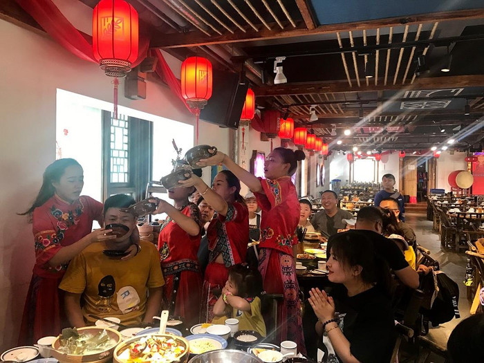 Rượu được rót liên tục từ trên cao chảy xuống như thác nước đổ, khách uống một hơi rồi mới dừng lại.