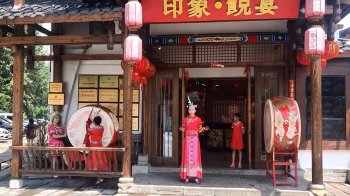 Tại Nhà hàng "Ấn Tượng Lê Tục" thuộc quận Vũ Lăng Nguyên (tỉnh Hồ Nam) có trình diễn phong tục uống rượu theo phong cách truyền thống của người Thổ Gia. Khi khách chuẩn bị bước tới cửa thì các cô gái đánh trống và mời rượu, hát mừng đón khách.