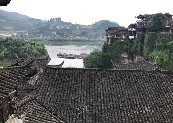 Phù Dung Trấn ngày nay còn khá nhiều ngôi nhà cổ nằm cheo leo trên vách núi. Thời tiết đẹp nhất và thuận lợi cho du khách tham quan là vào mùa Thu.