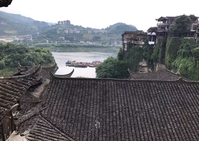 Phù Dung Trấn ngày nay còn khá nhiều ngôi nhà cổ nằm cheo leo trên vách núi. Thời tiết đẹp nhất và thuận lợi cho du khách tham quan là vào mùa Thu.