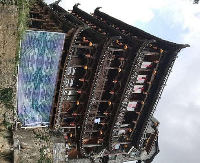 Những ngôi nhà bằng gỗ được thiết kế và xây dựng hết sức cầu kỳ mang những nét đặc trưng riêng tại Phù Dung Trấn.