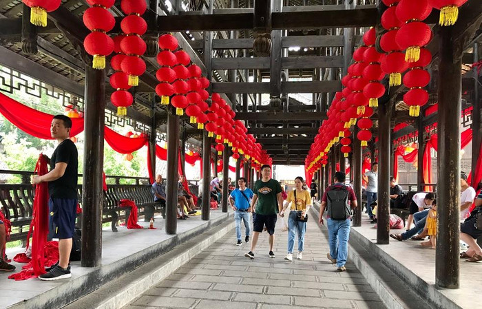 Cây cầu cổ có tên &quot;Thổ Vương&quot; là nơi du khách dừng chân nghỉ ngơi ngắm dòng thác.