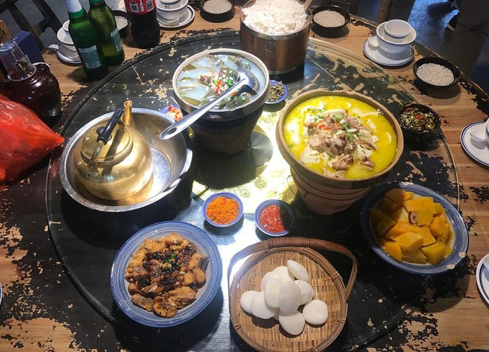 Những món ăn được nấu và bày theo phong cách riêng.