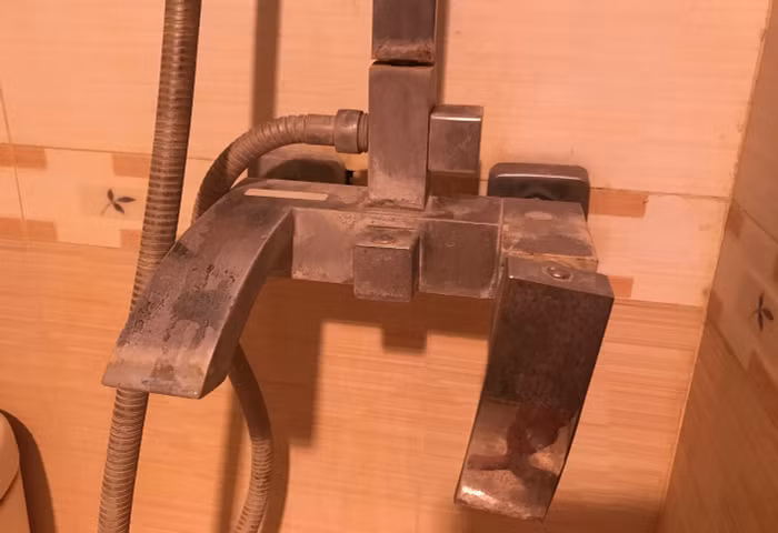 Ở khu vực phố Tư Đình (phường Long Biên, quận Long Biên), nước bám cặn đầy các thiết bị, các vòi ống. Vài ngày không dùng hóa chất tẩy rửa là thiết bị chuyển màu. Ở khu vực phố Tư Đình (phường Long Biên, quận Long Biên), nước bám cặn đầy các thiết bị, các vòi ống. Vài ngày không dùng hóa chất tẩy rửa là thiết bị chuyển màu.