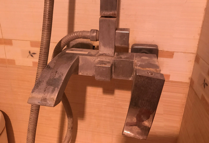 Ở khu vực phố Tư Đình (phường Long Biên, quận Long Biên), nước bám cặn đầy các thiết bị, các vòi ống. Vài ngày không dùng hóa chất tẩy rửa là thiết bị chuyển màu.