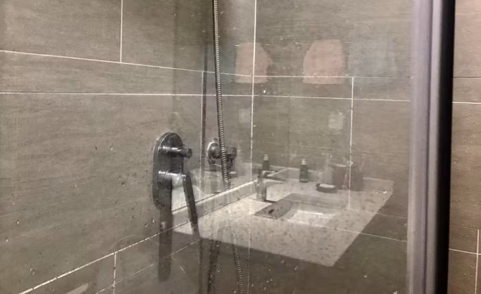 Trên vách kích, chỉ cần 2-3 ngày không lau sạch bằng nước rửa chuyên dùng, các lớp bẩn đục sẽ dầy lên. Trên vách kích, chỉ cần 2-3 ngày không lau sạch bằng nước rửa chuyên dùng, các lớp bẩn đục sẽ dầy lên.