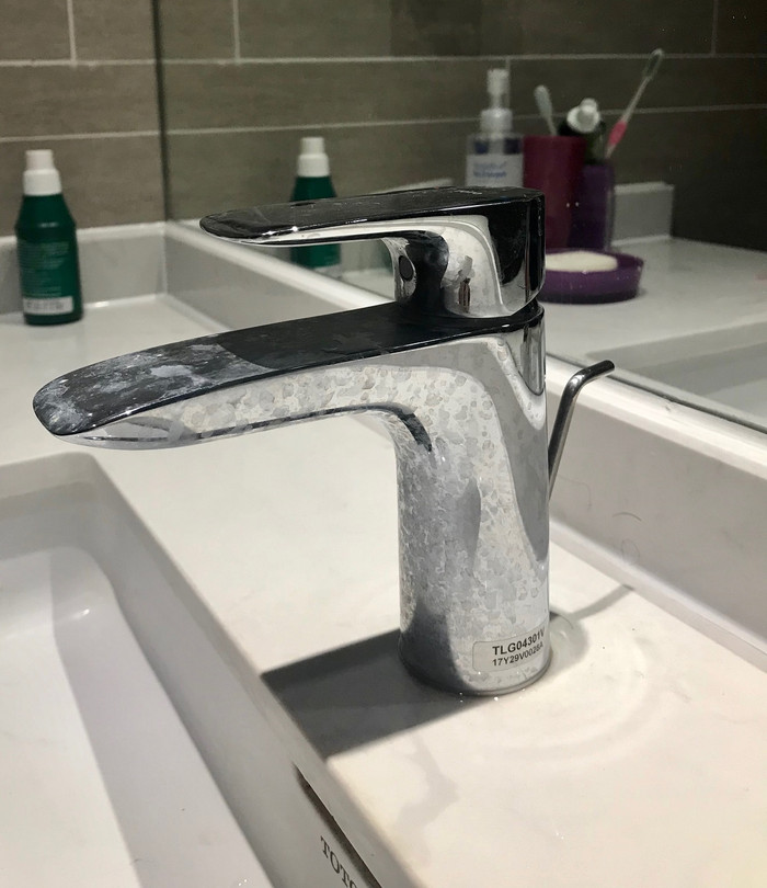 Do nước kém chất lượng nên các vòi sẽ bị bám bẩn, chỉ cần hai ba ngày không lau chùi bằng hóa chất chuyên dụng thì vòi nước sẽ bám bẩn, chuyển màu như trong hình.
