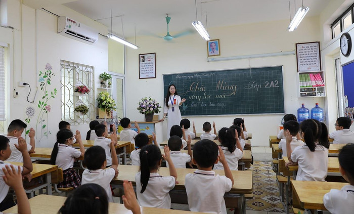 “Thầy thi đua dạy thật giỏi - Trò gắng sức học thật giỏi”.