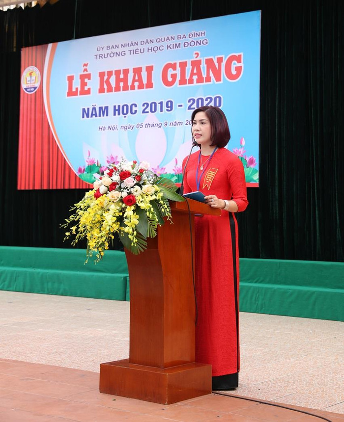 Tại lễ khai giảng, cô Nguyễn Thị Vân Anh - Hiệu trưởng nhà trường gửi lời cảm ơn tới sự quan tâm của Quận ủy, Hội đồng nhân dân, Ủy ban nhân dân quận Ba Đình luôn quan tâm tới hoạt động dạy và học của nhà trường; đồng thời gửi lời cảm ơn tới các bậc phụ huynh học sinh luôn thấu hiểu, ủng hộ các hoạt động giáo dục của trường. Chúc các thầy cô giáo và các con học sinh mạnh khỏe, gặt hái được nhiều thành công, hoàn thành xuất sắc nhiệm vụ năm học 2019 - 2020.
