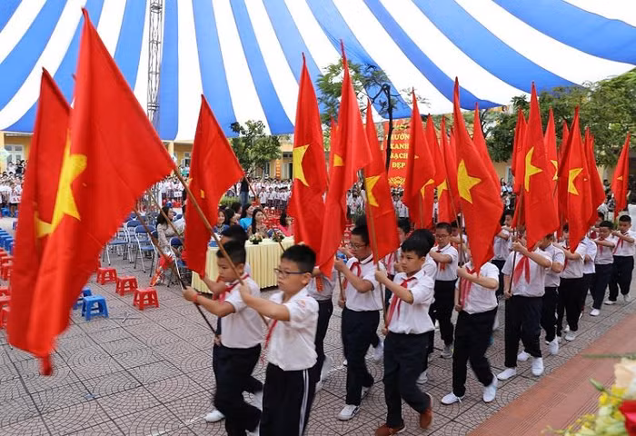 Tại lễ khai giảng, các em học sinh Trường Tiểu học Kim Đồng đã đọc vang lời hứa: 1.Kính trọng, lễ phép vâng lời ông bà, cha mẹ, thầy cô giáo và những người lớn tuổi. 2. Ra sức thi đua, chăm học, chăm làm, thực hiện tốt 5 điều Bác Hồ dạy để trở thành “Con ngoan, trò giỏi, bạn tốt”, xứng đáng là “Cháu ngoan Bác Hồ”. 3. Luôn bảo vệ, giữ gìn trường, lớp Xanh - Sạch - Đẹp. 4. Tích cực tham gia các hoạt động Sao-hoạt động Đội và các phong trào thi đua của thiếu nhi. 5. Quyết tâm thực hiện tốt chủ đề năm học mới: " Thiếu nhi Thủ đô đoàn kết, chăm ngoan!”