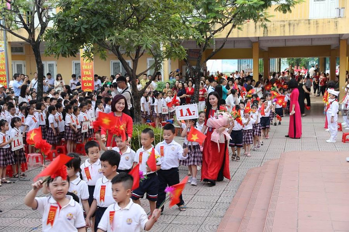 Cô Nguyễn Thị Vân Anh - Hiệu trưởng Trường tiểu học Kim Đồng cùng các thầy cô giáo chào đón học sinh vào lớp 1.