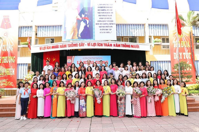 Tập thể thầy giáo, cô giáo nhà trường luôn nỗ lực phấn đấu hết mình vì học sinh thân yêu.