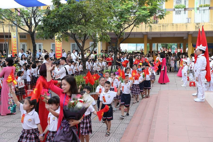 Các em nhỏ vui mừng, háo hức chào đón lễ khai giảng năm học mới.