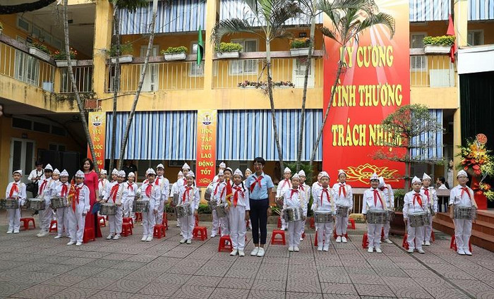 Chuẩn bị nghi thức khai giảng năm học mới.