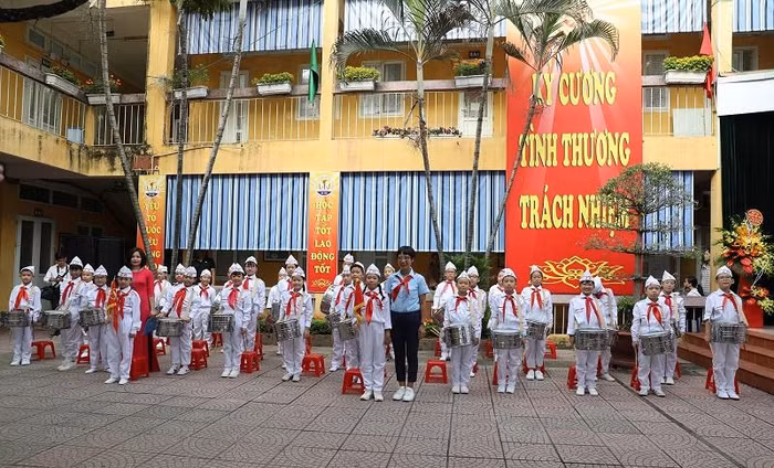 Chuẩn bị nghi thức khai giảng năm học mới.