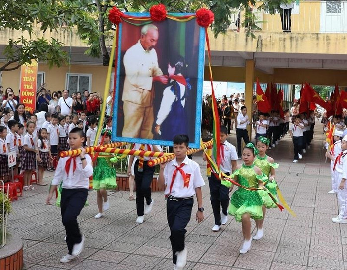 Với những kết quả trong các hoạt động giáo dục toàn diện, năm học 2018 - 2019, nhà trường chúng ta lại tiếp tục vinh dự được Ban Lãnh đạo Thành phố tặng: Cờ đơn vị xuất sắc phong trào thi đua năm học 18-19 và Cờ Chân dung Bác của Ban chấp hành Trung ương Đoàn.