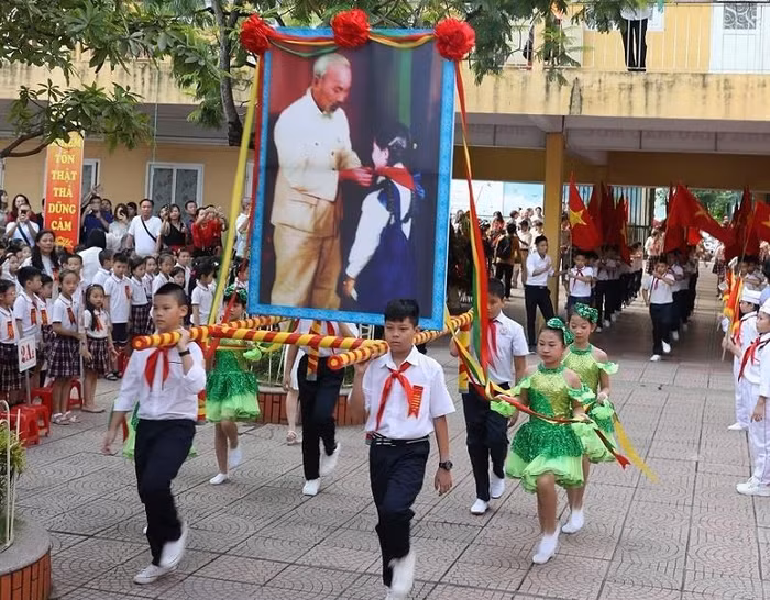 Với những kết quả trong các hoạt động giáo dục toàn diện, năm học 2018 - 2019, nhà trường chúng ta lại tiếp tục vinh dự được Ban Lãnh đạo Thành phố tặng: Cờ đơn vị xuất sắc phong trào thi đua năm học 18-19 và Cờ Chân dung Bác của Ban chấp hành Trung ương Đoàn.