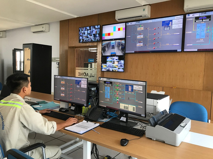 Các kỹ sư người Việt Nam trực tiếp vận hành nhà máy từ sự chuyển giao, giám sát chặt chẽ của đội ngũ kỹ sư Đức. Sau khi nhà máy hoàn thành giai đoạn 1, vẫn luôn có kỹ sư người Đức làm việc tại nhà máy để hỗ trợ các kỹ sư người Việt Nam, đồng thời cũng là để thực hiện các báo cáo gửi đối tác kỹ thuật của Aquaone tại Đức.