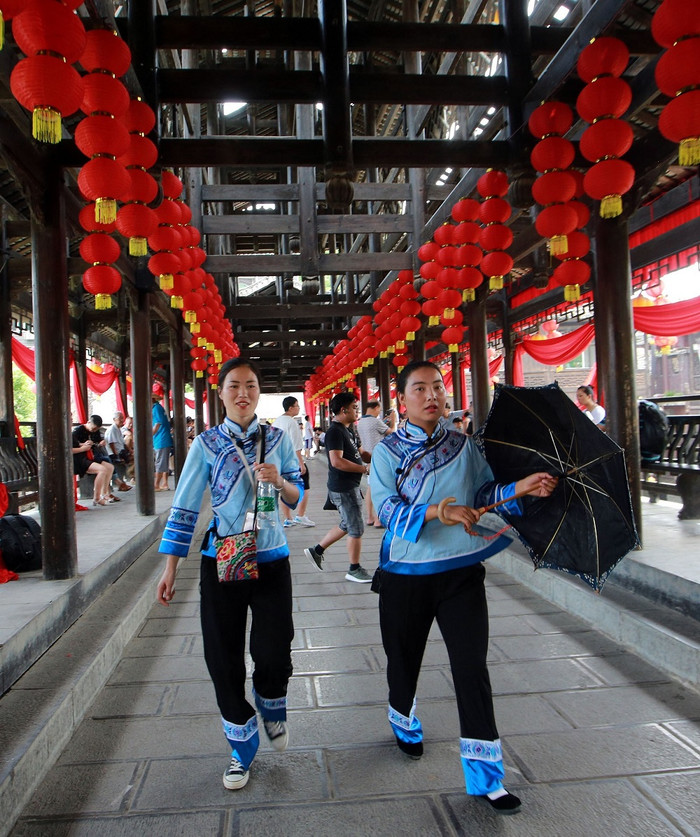 Các cô gái người Thổ Gia trong trang phục truyền thống, khi còn trẻ chưa lấy chồng gọi là &quot;Mẩy - Mây&quot;.